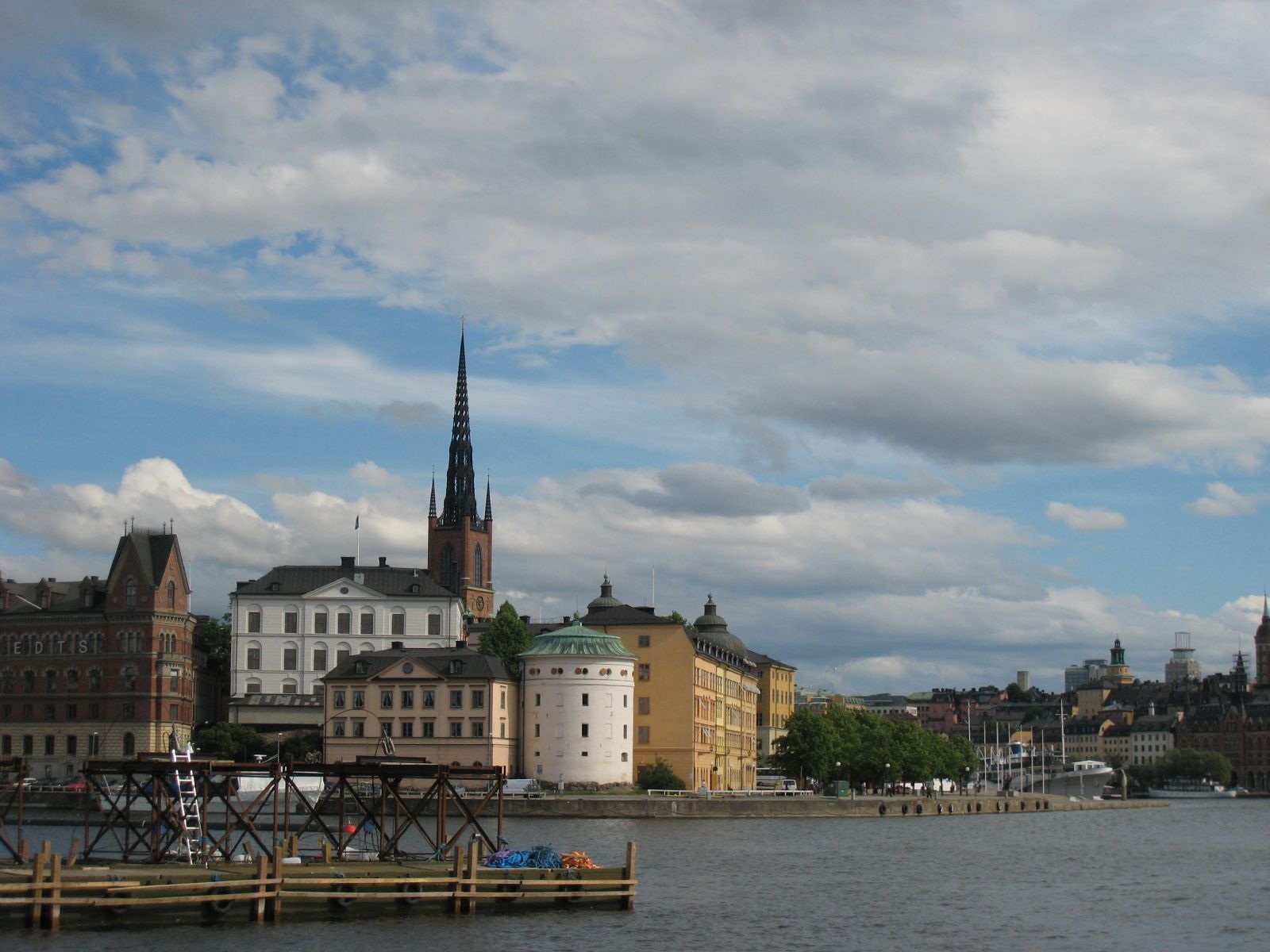 a river near some buildings on a cloudy day