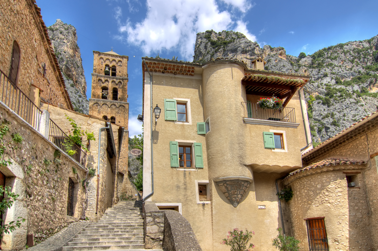 an alleyway between buildings on the side of a mountain