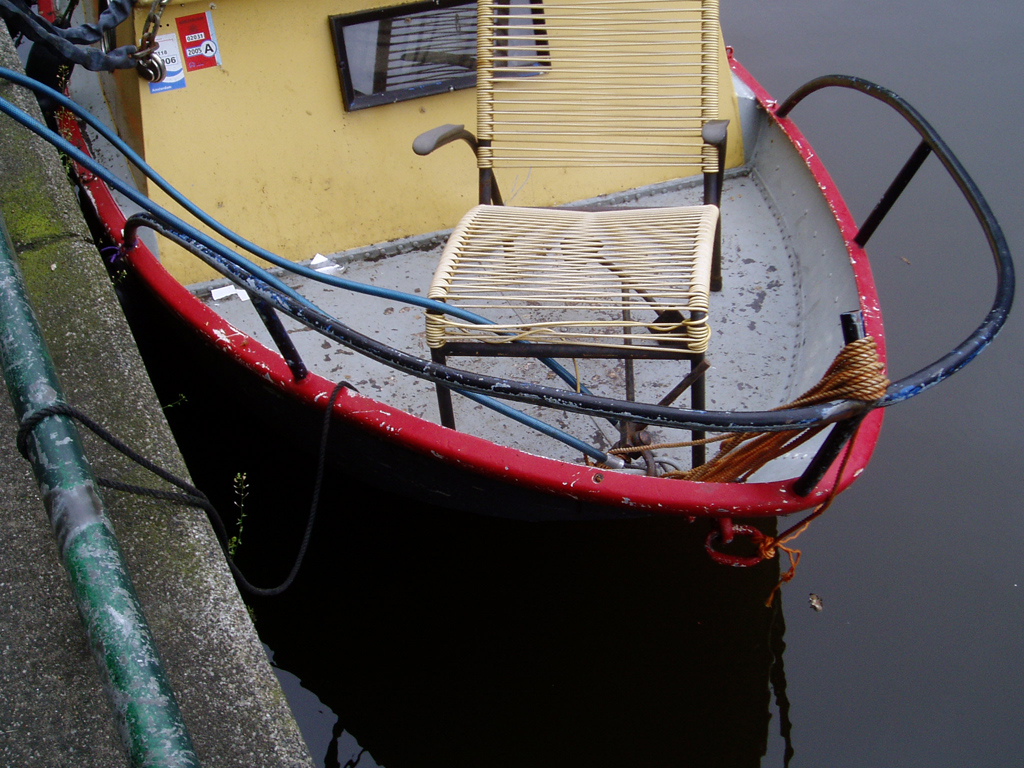 a boat is docked with its wheels and some chairs