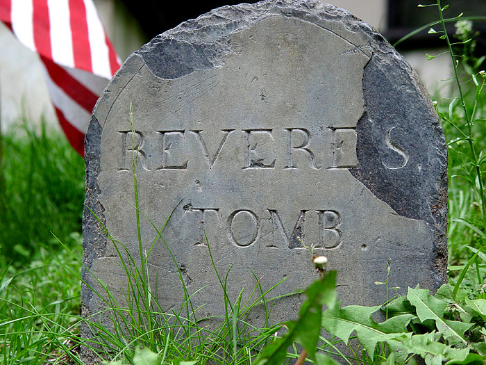a headstone with the words never to be forgotten in some grass