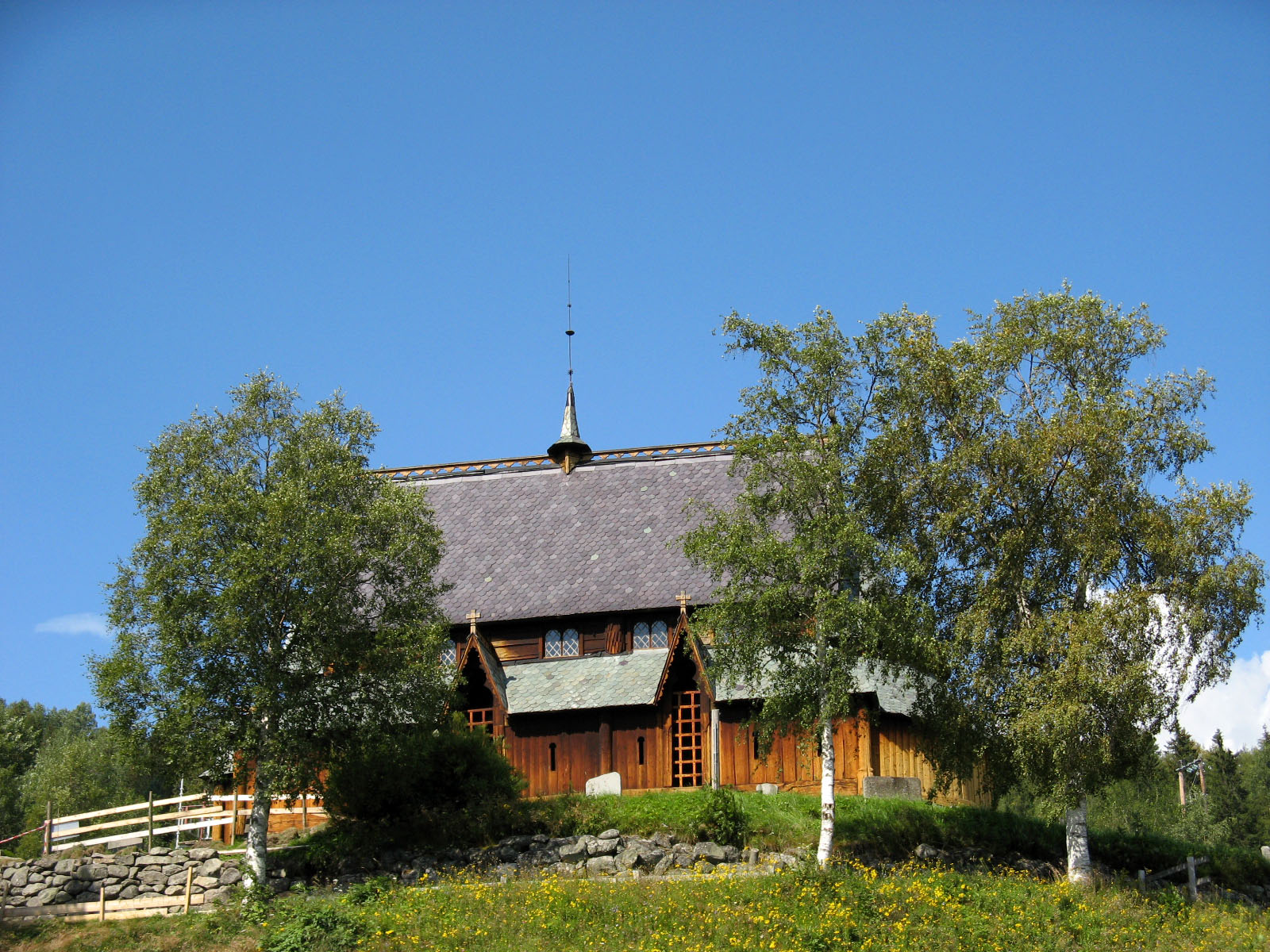 a country house with a large thatch on the roof is shown in the sun