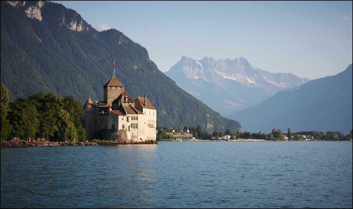 a castle that is on the edge of a large lake