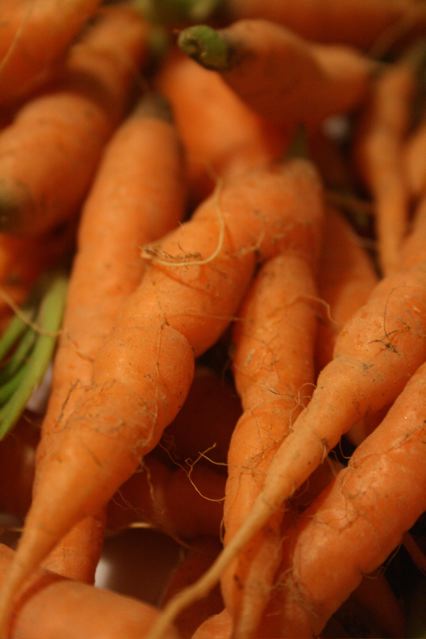 a pile of carrots are piled up