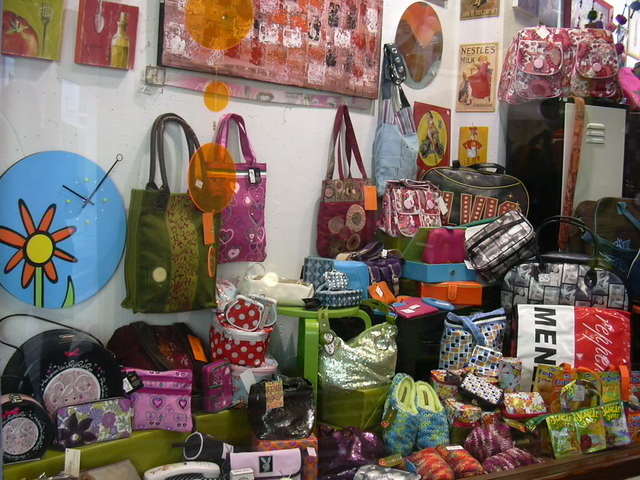 there are many bags and purses on display