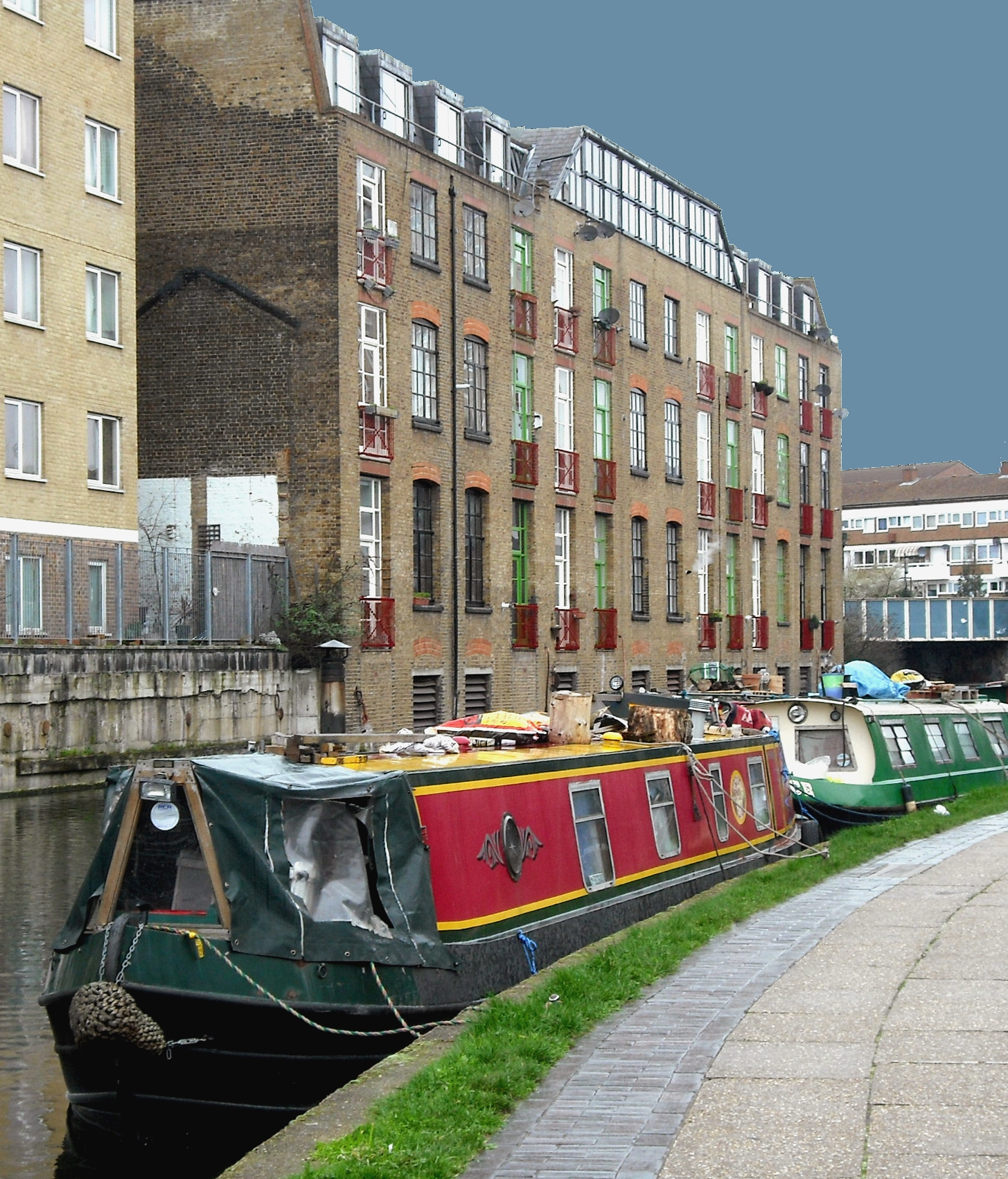 there are several boats parked in the canal