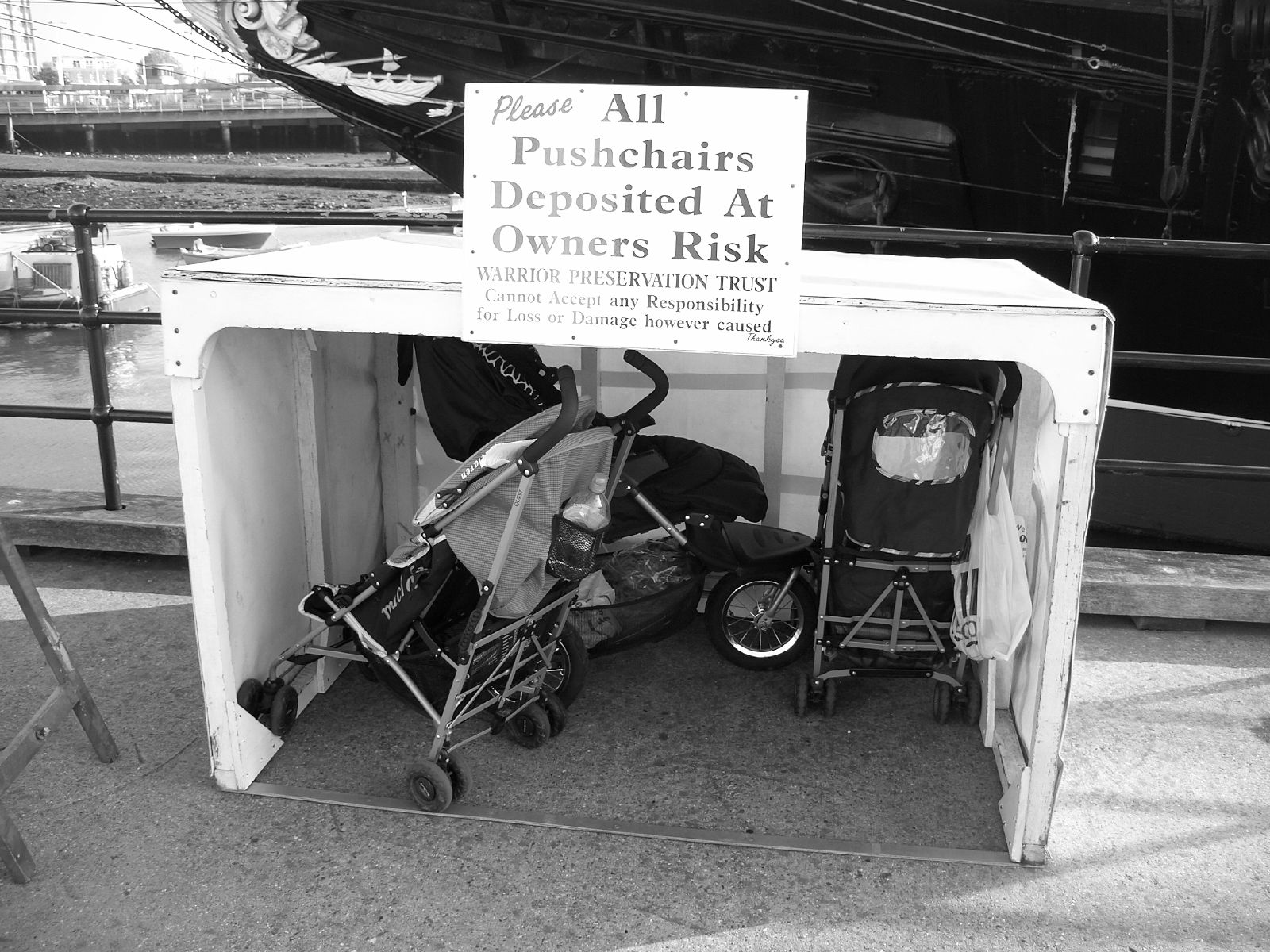 a sign that says hchairs are posted at a child's shelter