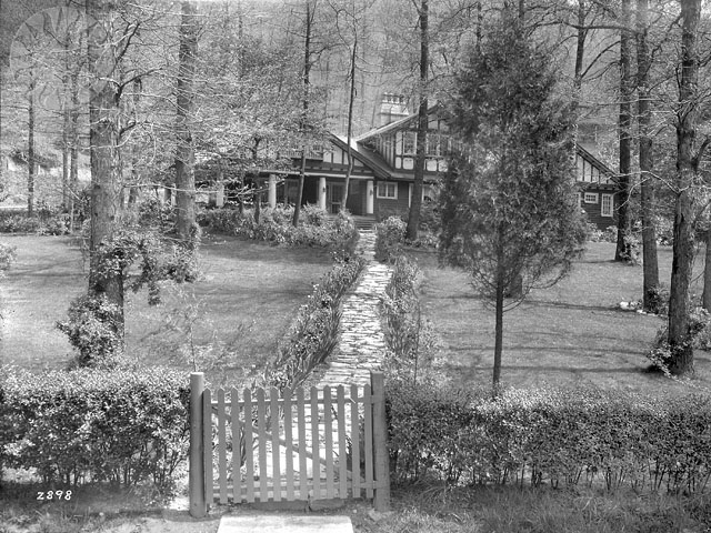 an old black and white po of a gate and houses