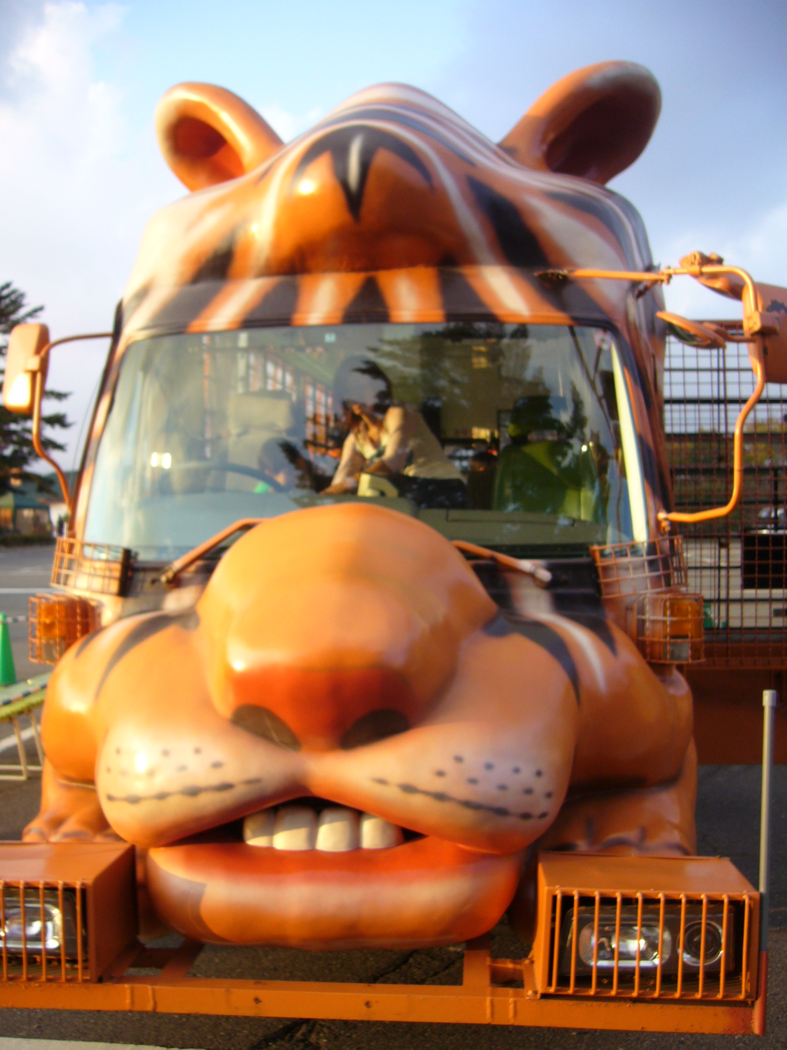 a tiger truck has its head on the back of it