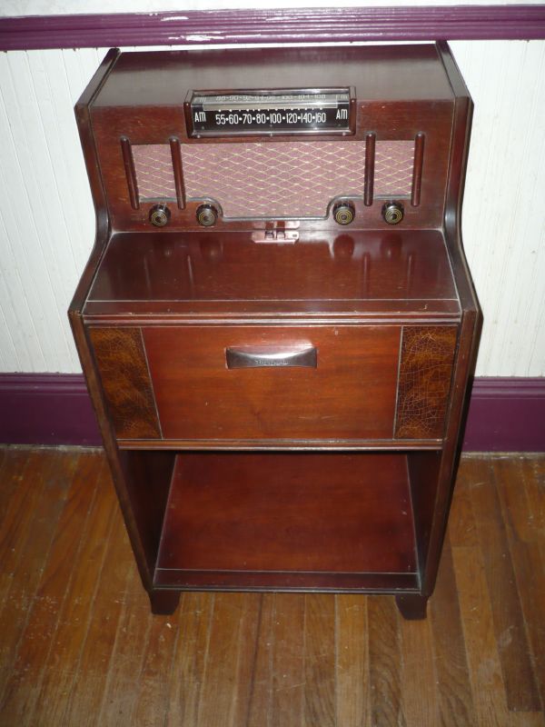 this is an old radio from the 1930s and early to the early 1950s