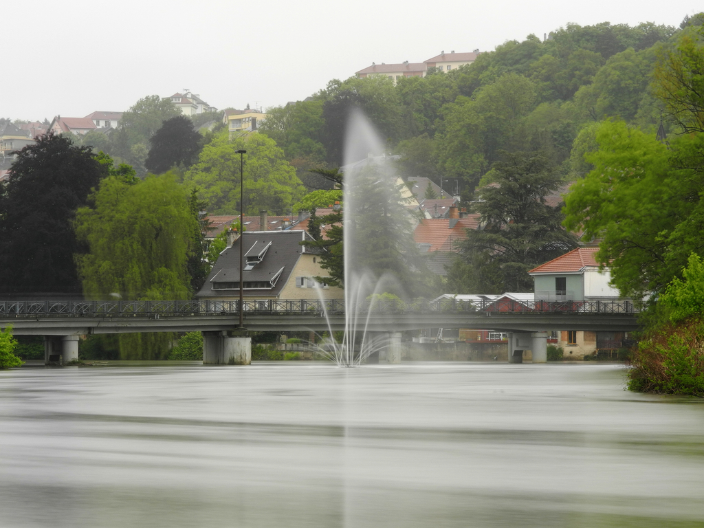 the water is spouting from the top of the lake