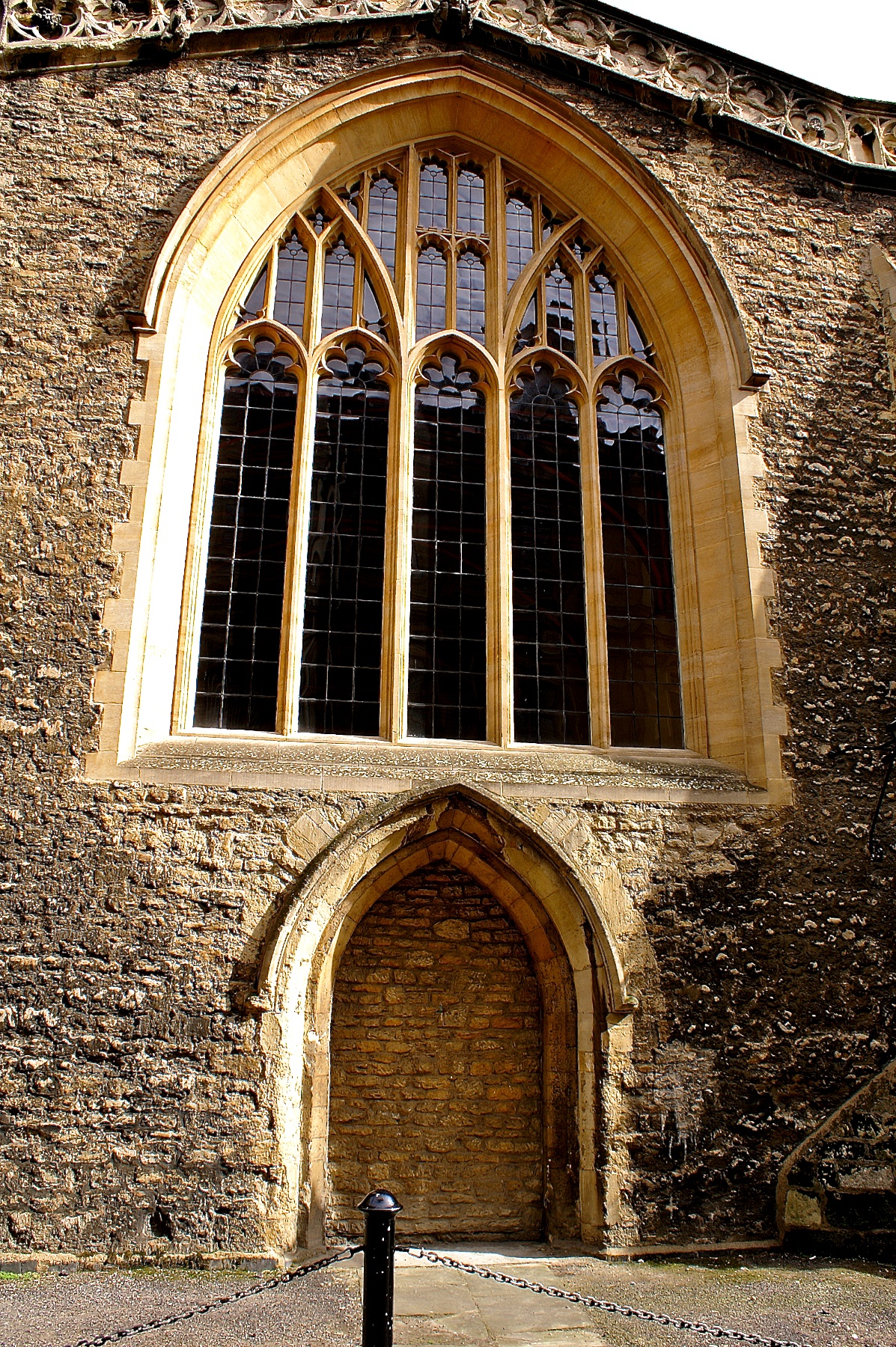 a building has an arched window in the side