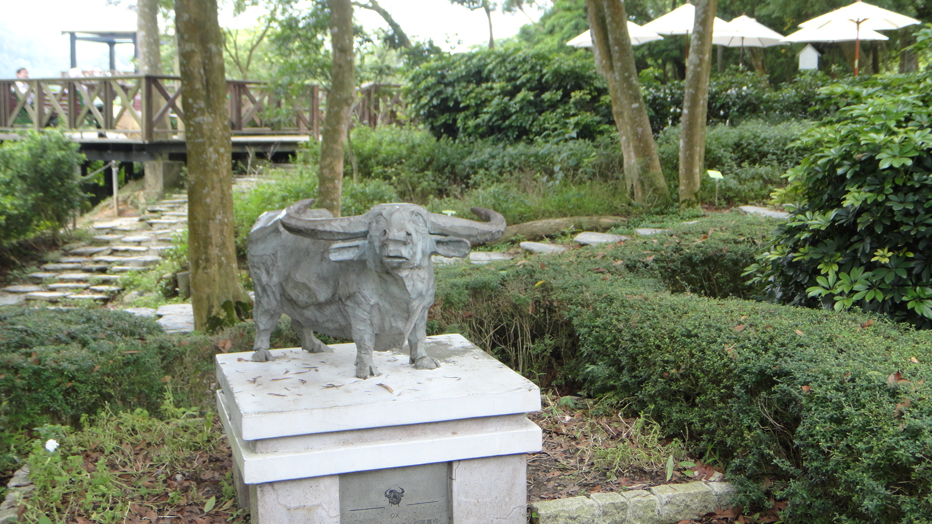 a statue of an elephant is sitting in the grass