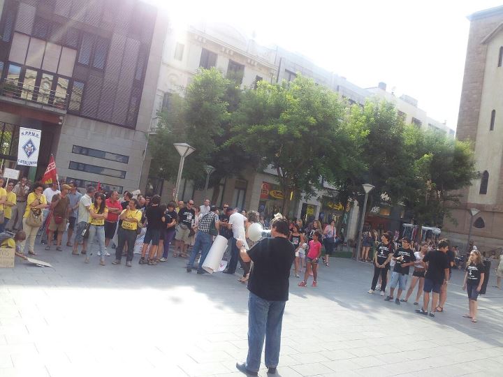 many people are gathered outside in front of some buildings