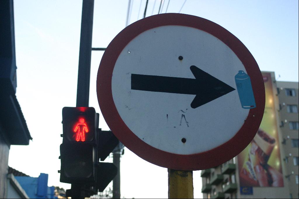 a round street sign with a right arrow on a city street