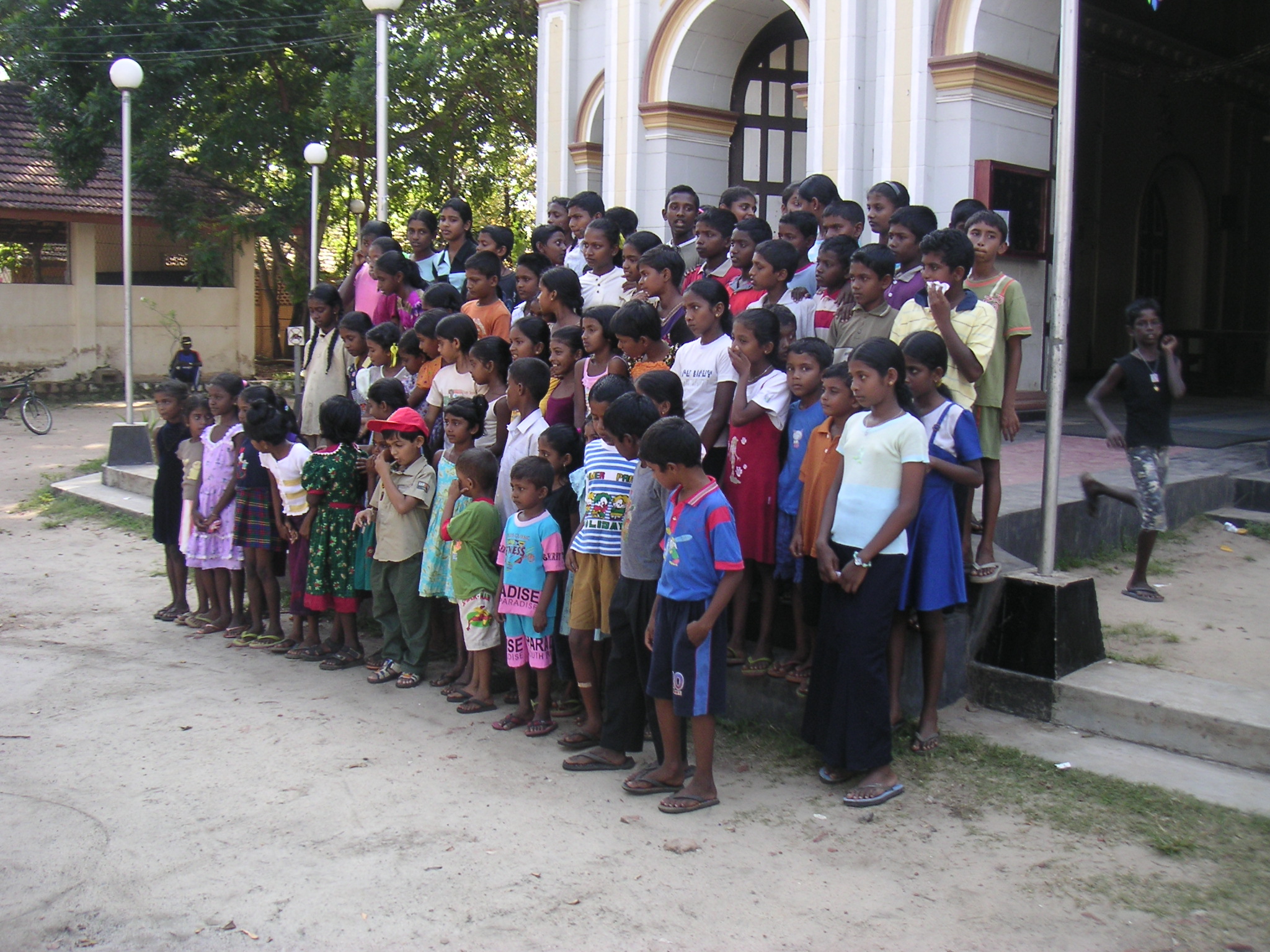 a large group of children that are standing around