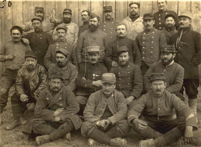 an old pograph of many soldiers and men posing for a po