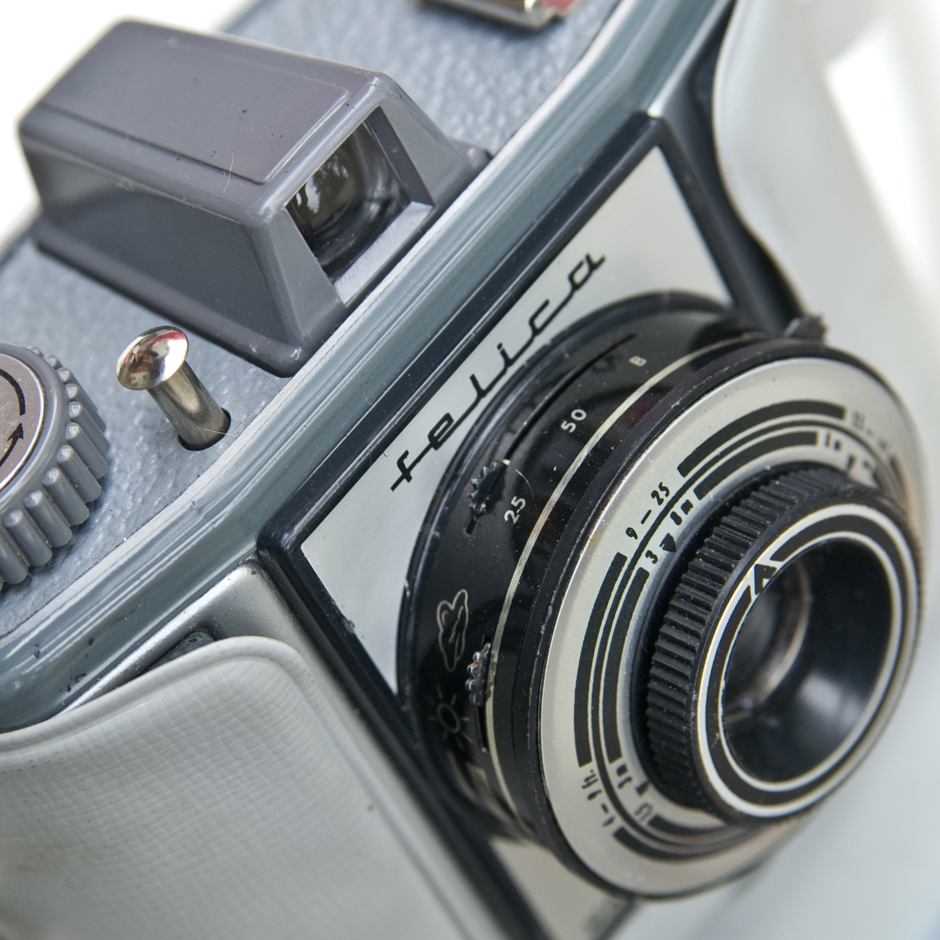 an image of a old fashion camera that is not in use