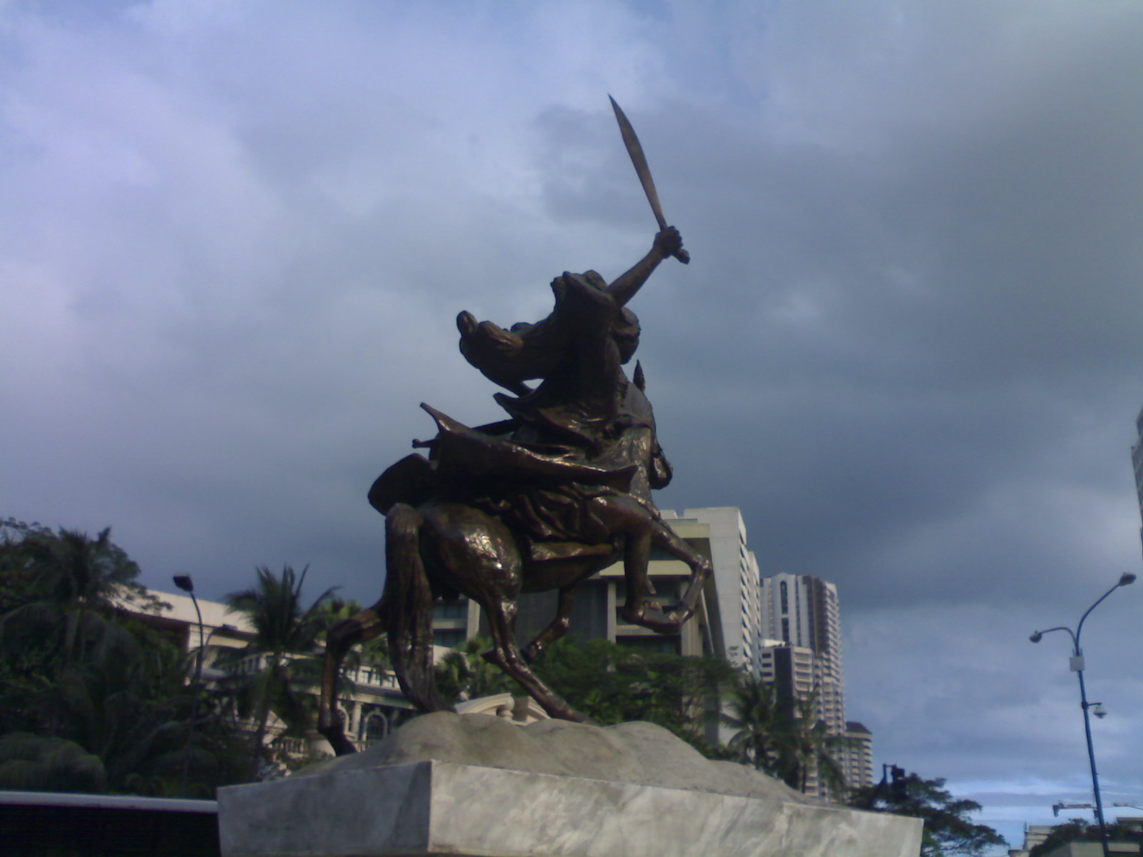 the statue features people on horseback with two spears in their hands