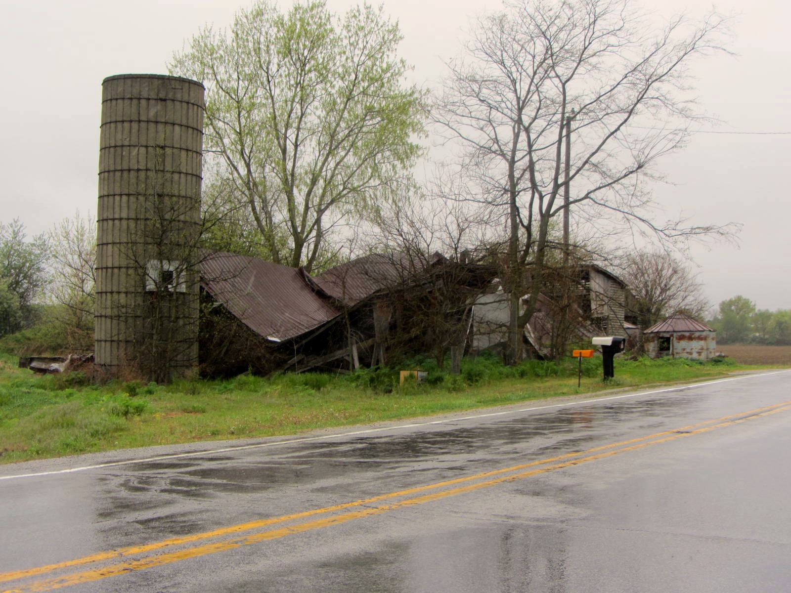 an abandoned building sitting on the side of the road