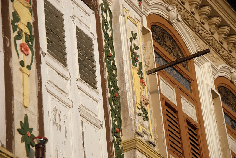 there are several colors on this building as well as an ornate cross