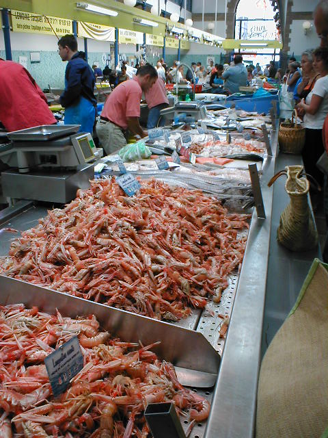 many people are waiting for the seafood to be prepared