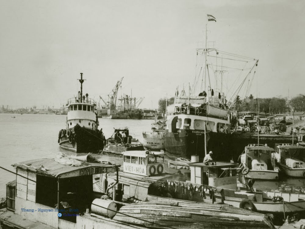 an old black and white po of a harbor with many different boats