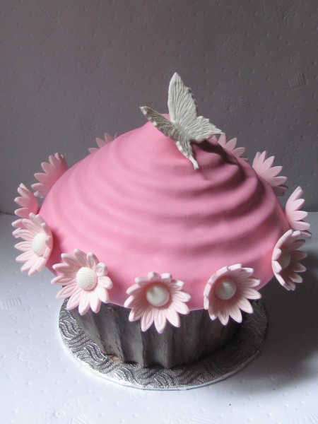 the cake is decorated with pink frosting and flowers