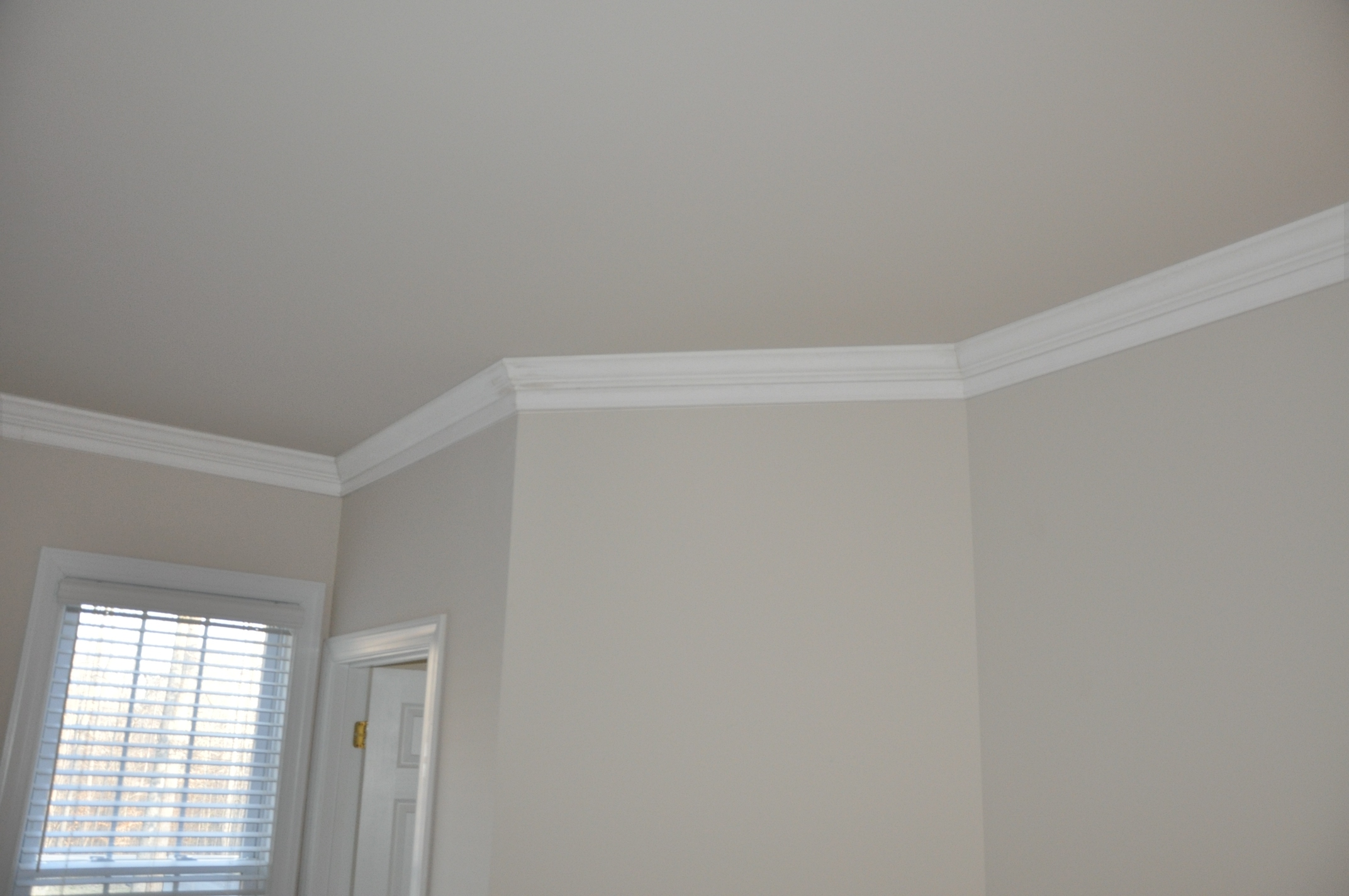 a room has white trim on the walls