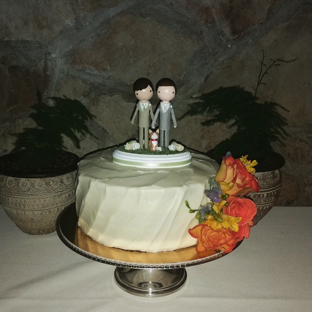 an image of a cake decorated with two people