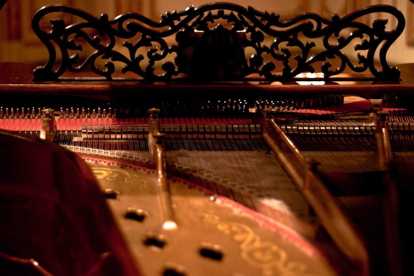 an old piano is sitting on display at the museum