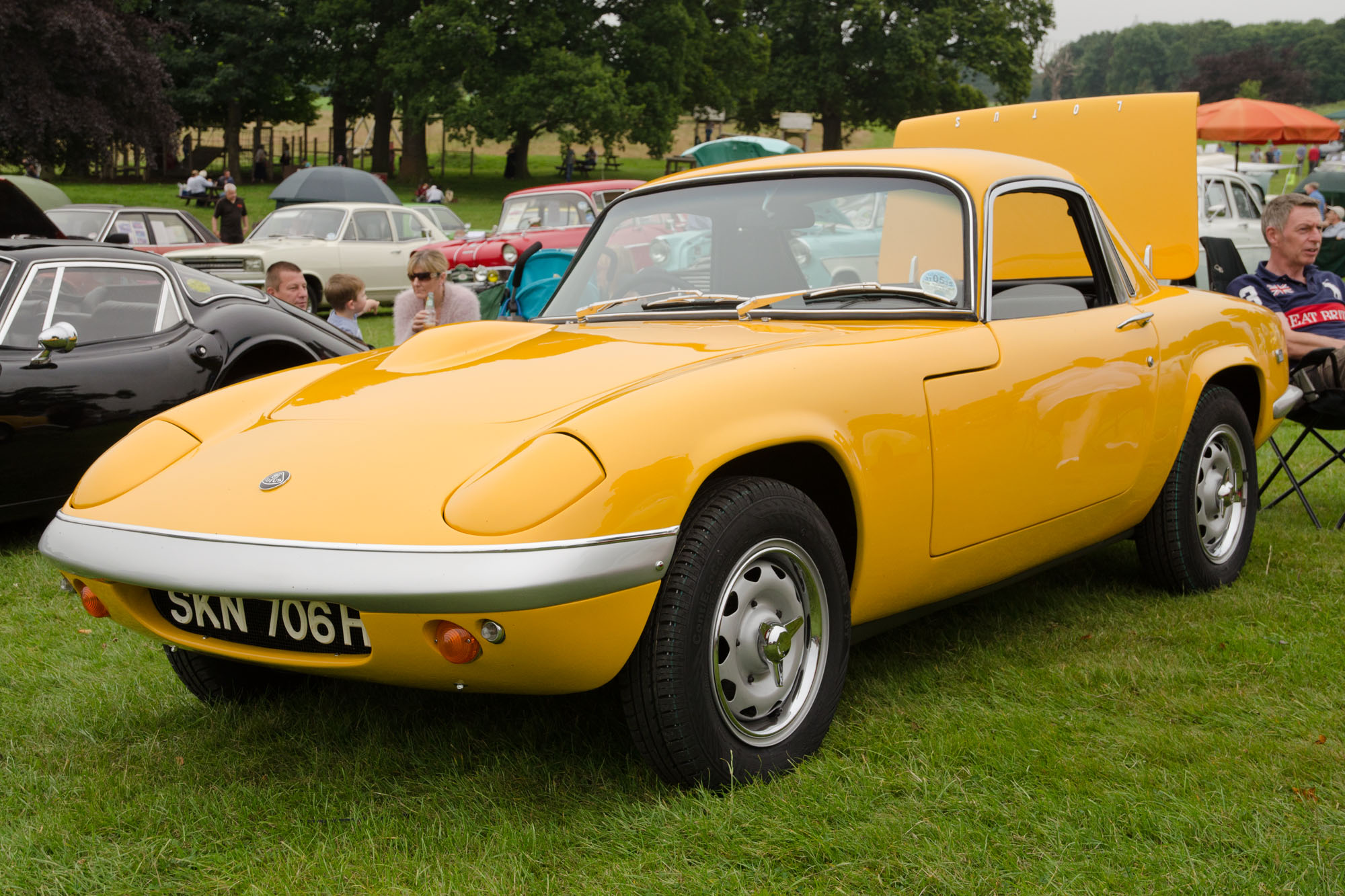 an old fashioned sports car on display at a show