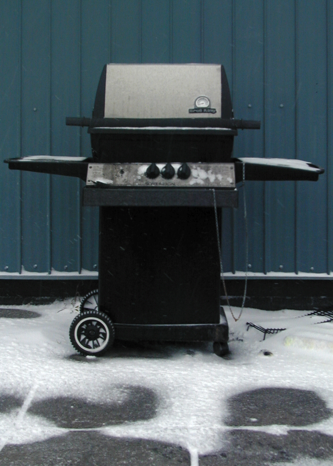 a big grill that is sitting in the snow