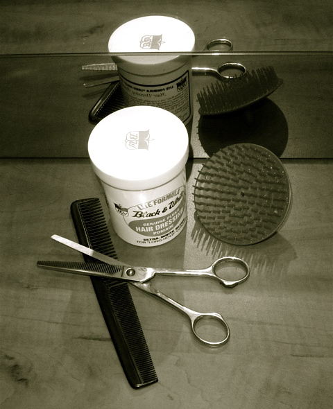 the items for a hairdresser on the table are laid out