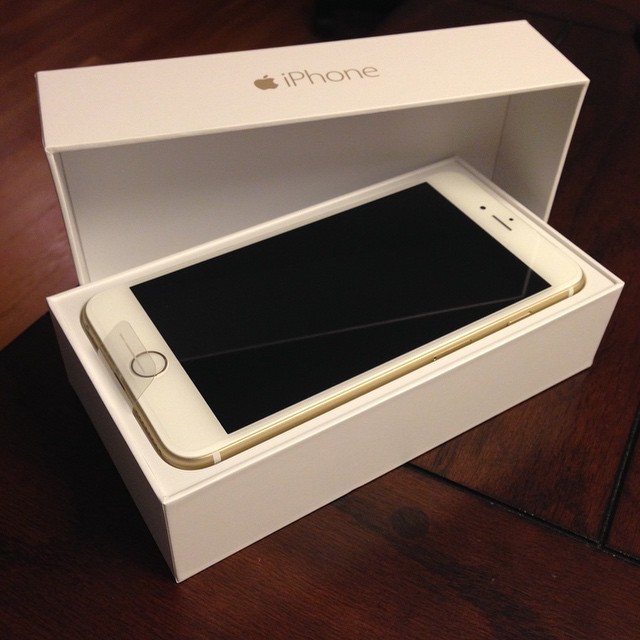 the box holds the iphone 7s in it's display space