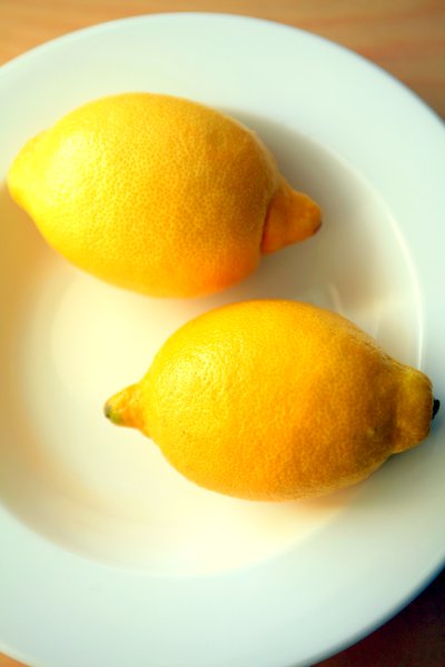 the two lemons are next to each other on the plate