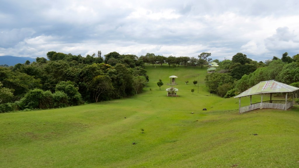 this is an aerial view of some houses in the country