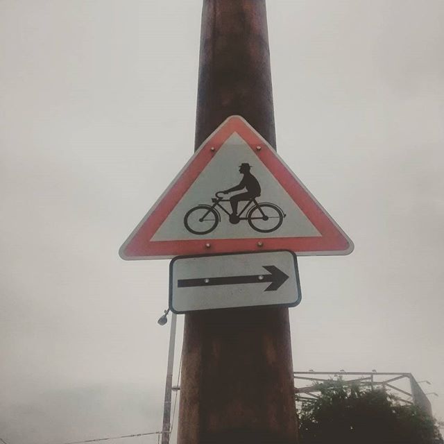 a sign indicating where the bicycle path is