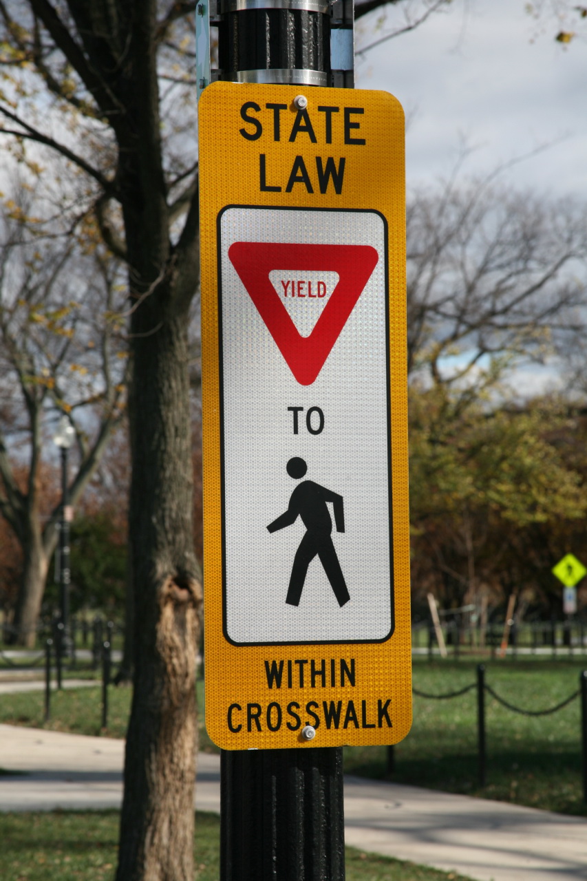 a yellow and white sign for state law