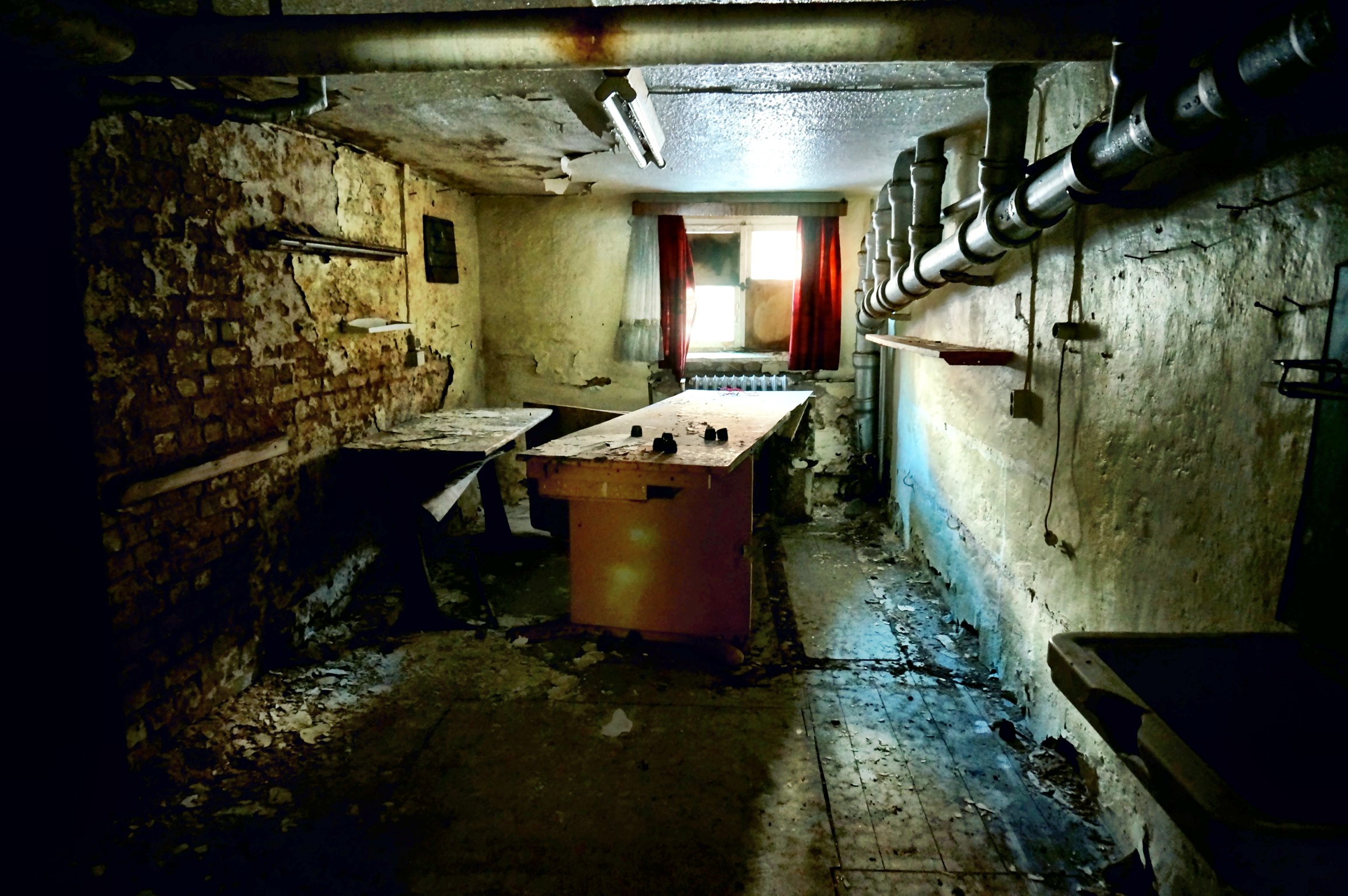 an abandoned kitchen filled with lots of stove top ovens