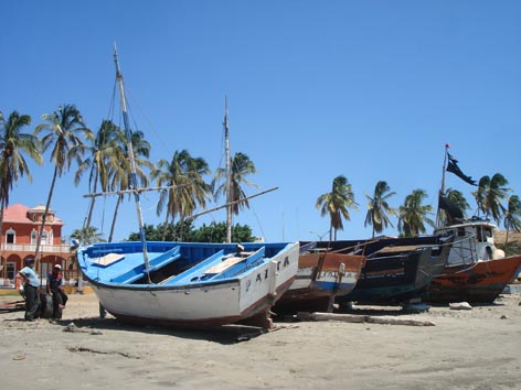 several boats that are sitting on the beach