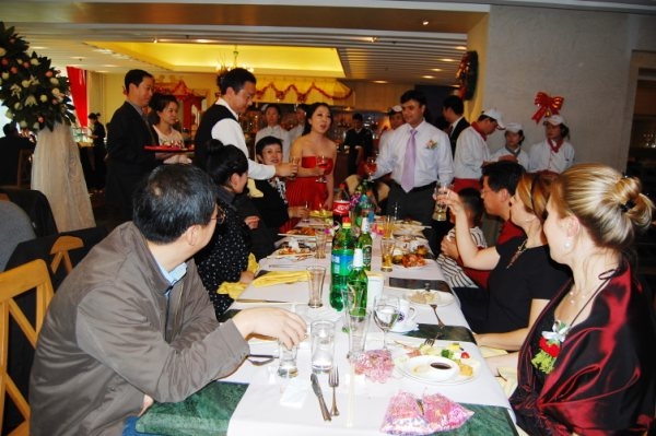 many people are sitting at tables in a restaurant