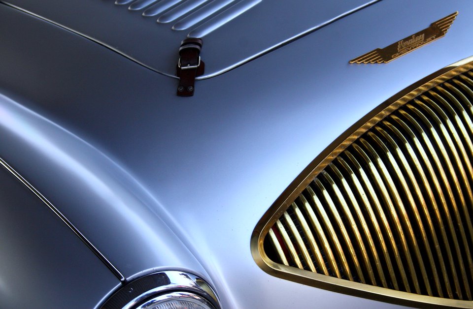 the emblem of a classic car is shown on the front grill