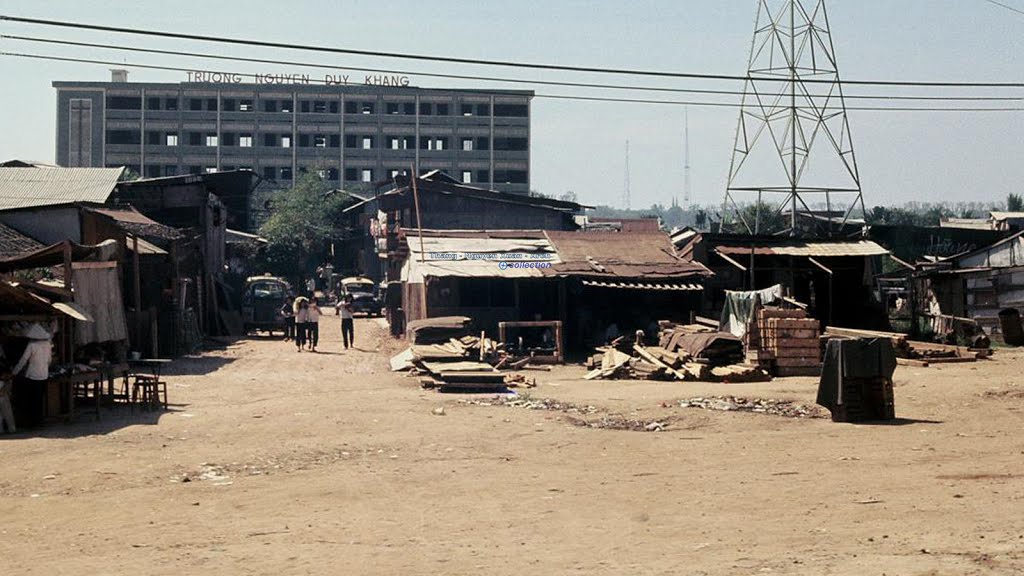 the building that is next to the road has no roof