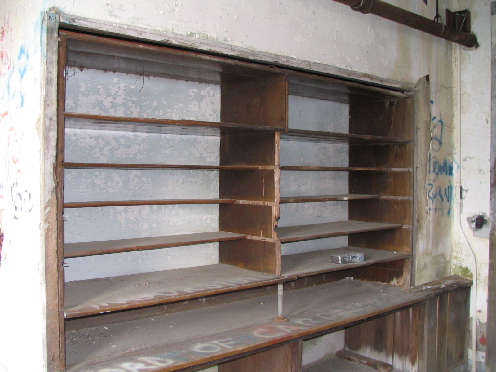 old shelves with rusted paint, in an empty room