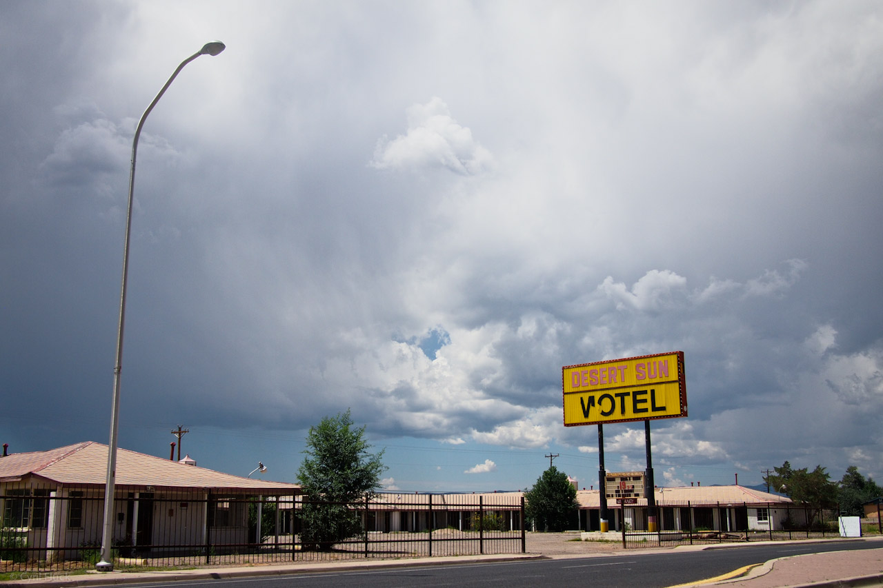 the yellow el sign is advertising it for a motel