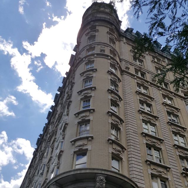 a tall building is shown on the street