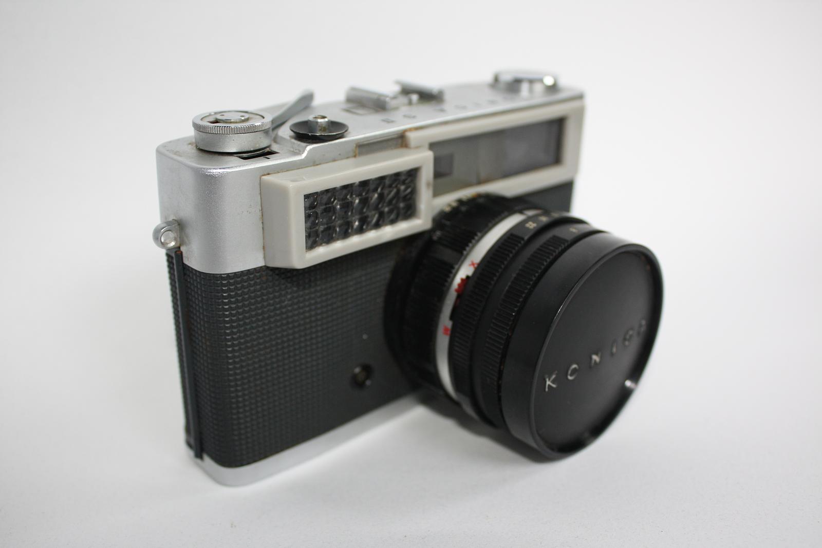 a camera has a mirror and lens cap