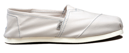 the womens white canvas shoe with blue trimming