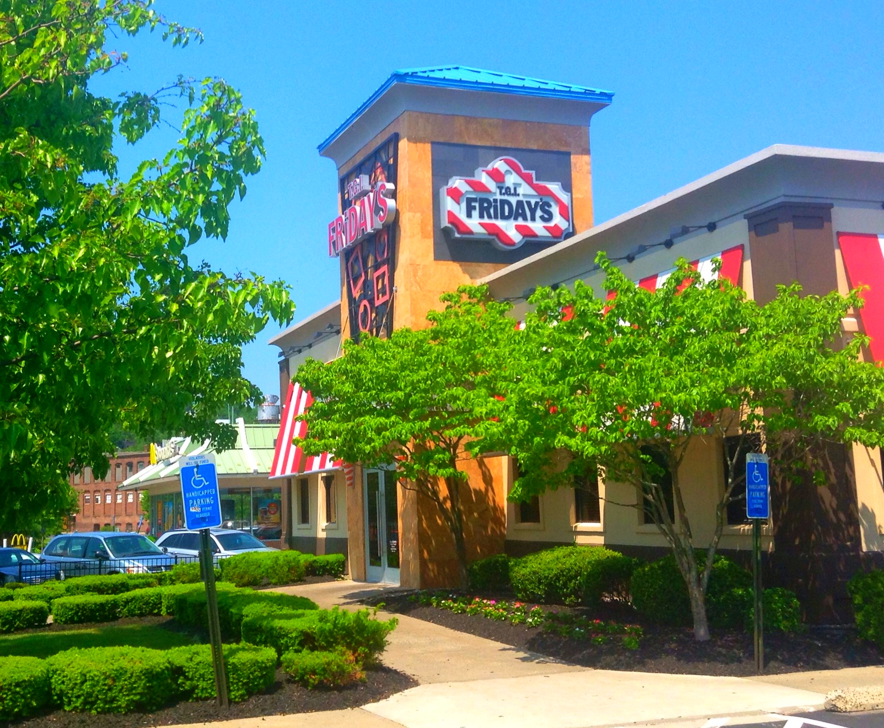 a fast food store sits on a corner