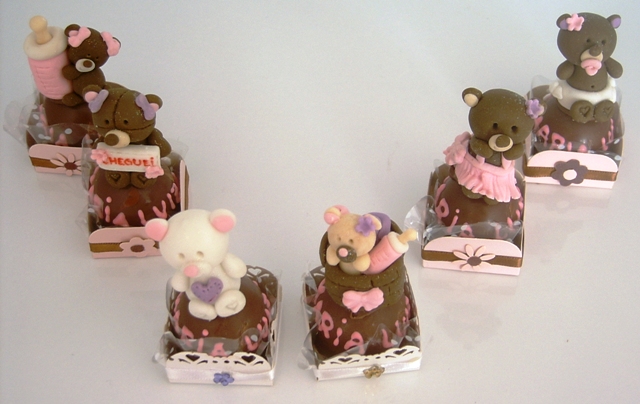 a number of small chocolate cakes that are decorated to look like teddy bears